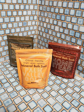 Palm Valley Gold Bath Soak - Iris & Stout